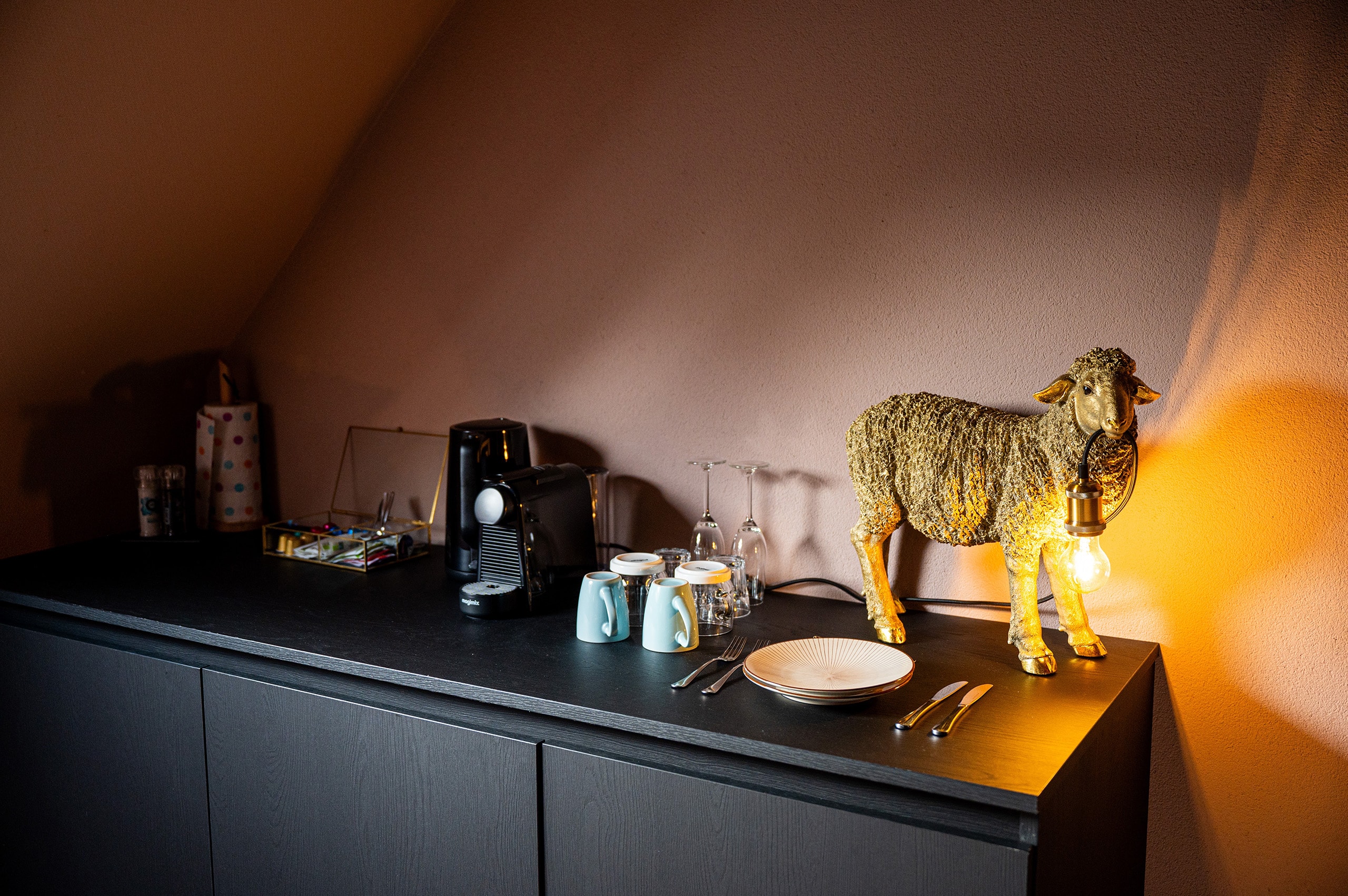 Overnachten Drenthe | Foto van het keukenmeubeltje in een van onze suites, met koffie- en theefaciliteiten en een koelkastje.