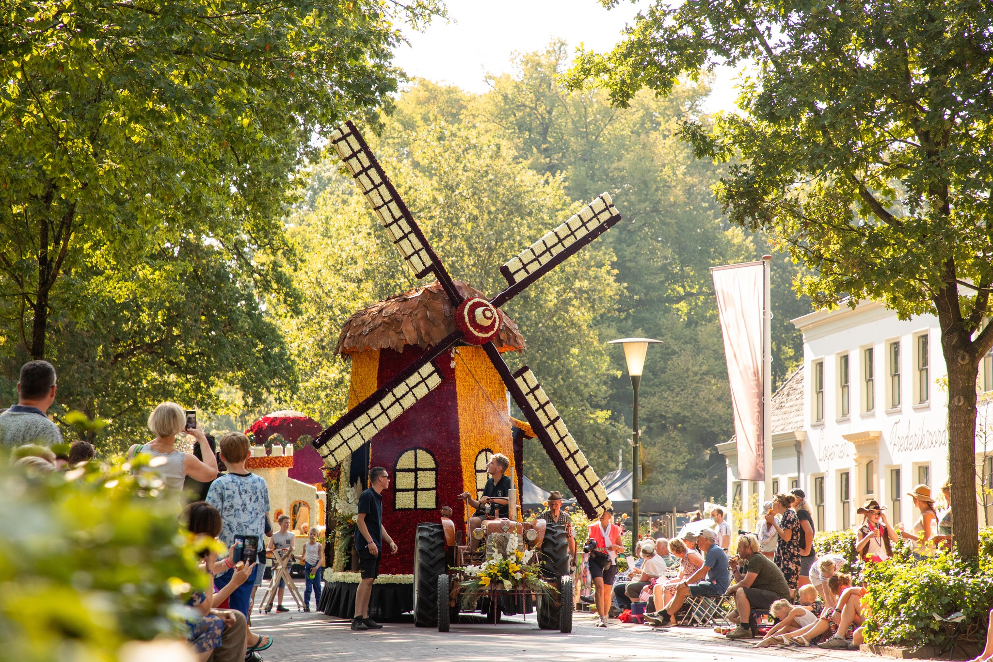 Of je nu actief wilt genieten van onze prachtige natuur, rust en ruimte zoekt, cultuur komt snuiven of één van de vele evenementen wilt bezoeken, Drenthe is de plek waar je je tijd het best besteedt.