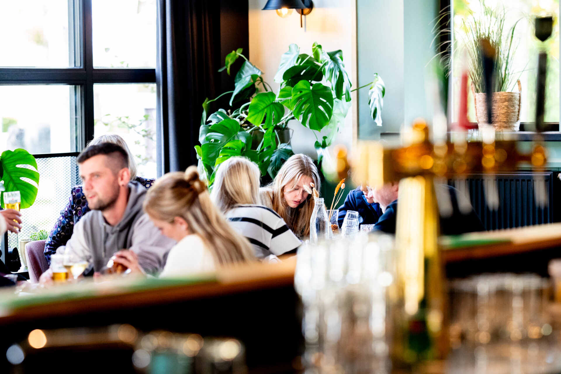 Vrolijke gasten genieten van een gezellige borrel bij De Schildhoeve Buitengewoon