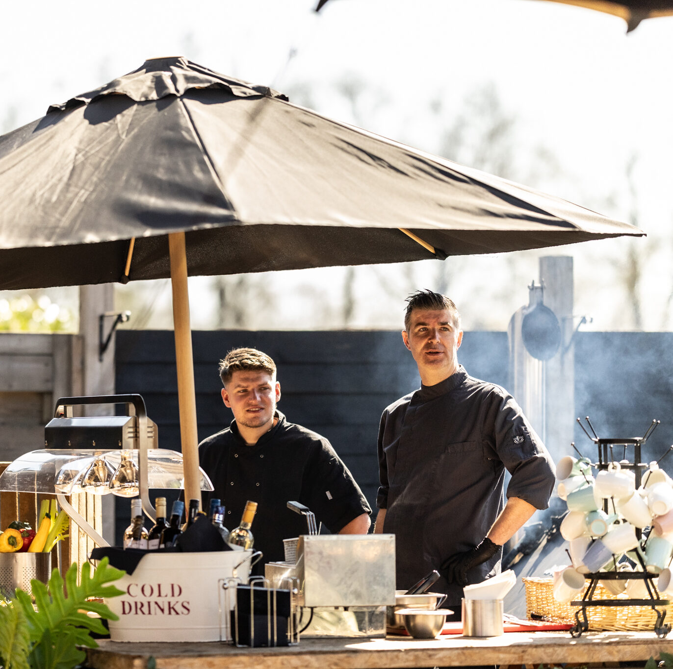 Geboren uit passie voor gastvrijheid, goed eten en de liefde voor verwennerij, biedt een bezoek aan evenementenlocatie en trouwlocatie De Schildhoeve Buitengewoon een totaalbeleving. Of het nu gaat om het organiseren van een zakelijk overleg, vergadering, op de hei sessie, feestelijke samenkomst, intieme bruiloft, familiebijeenkomst of diner, bij ons ben je aan het juiste adres. Wij heten jullie graag van harte welkom op De Schildhoeve in Fluitenberg!
