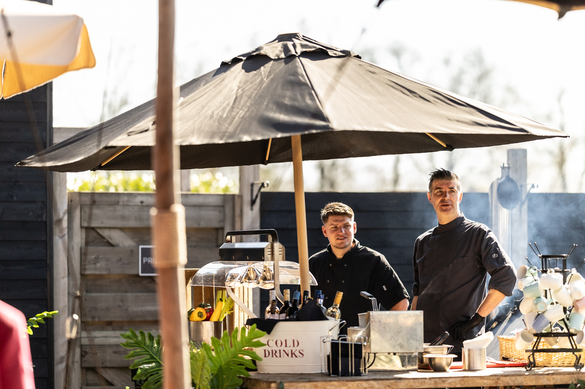 Geboren uit passie voor gastvrijheid, goed eten en de liefde voor verwennerij, biedt een bezoek aan evenementenlocatie en trouwlocatie De Schildhoeve Buitengewoon een totaalbeleving. Of het nu gaat om het organiseren van een zakelijk overleg, vergadering, op de hei sessie, feestelijke samenkomst, intieme bruiloft, familiebijeenkomst of diner, bij ons ben je aan het juiste adres. Wij heten jullie graag van harte welkom op De Schildhoeve in Fluitenberg!