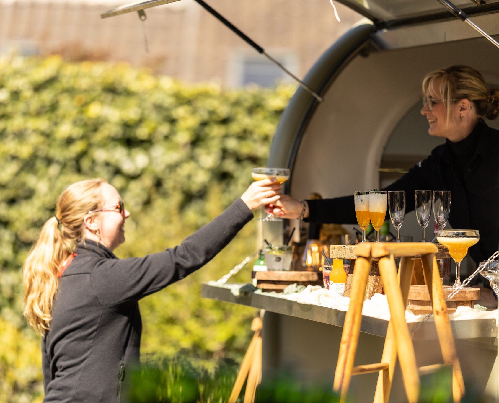 Geboren uit passie voor gastvrijheid, goed eten en de liefde voor verwennerij, biedt een bezoek aan evenementenlocatie en trouwlocatie De Schildhoeve Buitengewoon een totaalbeleving. Of het nu gaat om het organiseren van een zakelijk overleg, vergadering, op de hei sessie, feestelijke samenkomst, intieme bruiloft, familiebijeenkomst of diner, bij ons ben je aan het juiste adres. Wij heten jullie graag van harte welkom op De Schildhoeve in Fluitenberg!