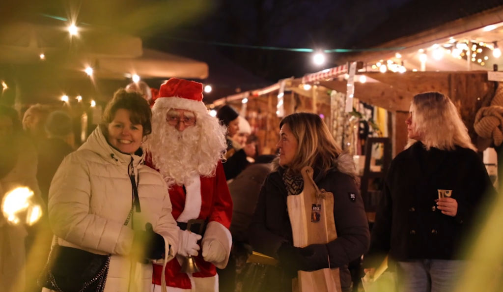 Kerstmarkt met lichtjes en vuurkorven bij De Schildhoeve in Fluitenberg